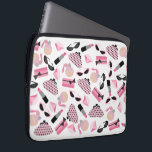 香水の財布のサングラスの口紅の電子工学のバッグ ラップトップスリーブ<br><div class="desc">ピンクおよび黒いレトロのキャッツ・アイのサングラスから成っているデザインを特色にする電子工学のバッグはピンクの噴霧器が付いている香水の黒い弓、ピンクの口紅、ピンクの宝石用原石およびボトルによって灰色の水玉模様とピンクの変更、ピンクのクラッチすぼみますすぼみます。</div>