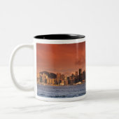 香港の夕焼けの港 ツートーンマグカップ (左)