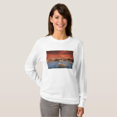 香港の夕焼けの港 Tシャツ (正面フル)