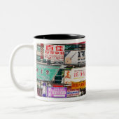 香港シンボルや象徴のネオン通り ツートーンマグカップ (左)