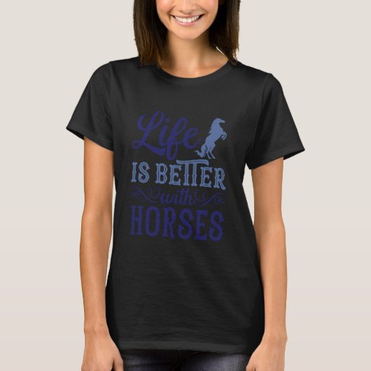 馬がいると人生はもっと楽しいと言うミームデザイン Tシャツ (正面)