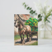 馬がシャムロック満載のカートを引くAIグリッチ ポストカード (スタンド正面)