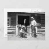 馬が付いている納屋の隣に立っている2人のカウボーイ ポストカード (正面/裏面)