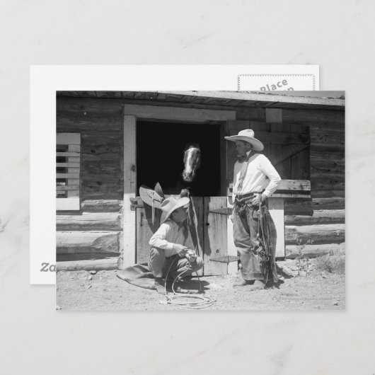 馬が付いている納屋の隣に立っている2人のカウボーイ ポストカード (正面/裏面)