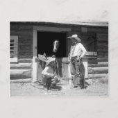 馬が付いている納屋の隣に立っている2人のカウボーイ ポストカード (正面)
