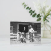 馬が付いている納屋の隣に立っている2人のカウボーイ ポストカード (スタンド正面)