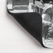 馬が付いている納屋の隣に立っている2人のカウボーイ マウスパッド (コーナー)