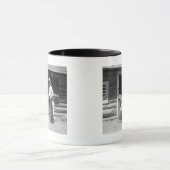 馬が付いている納屋の隣に立っている2人のカウボーイ マグカップ (中央)