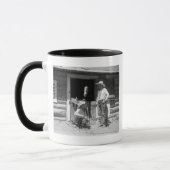 馬が付いている納屋の隣に立っている2人のカウボーイ マグカップ (左)