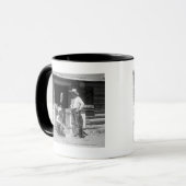 馬が付いている納屋の隣に立っている2人のカウボーイ マグカップ (正面左)