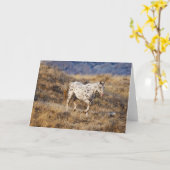 馬が大きな角の風光明媚な丘をローミング カード (黄色い花)