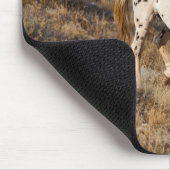 馬が大きな角の風光明媚な丘をローミング マウスパッド (コーナー)