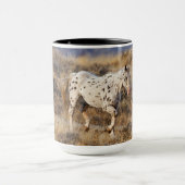 馬が大きな角の風光明媚な丘をローミング マグカップ (中央)