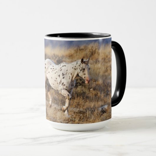 馬が大きな角の風光明媚な丘をローミング マグカップ (正面右)