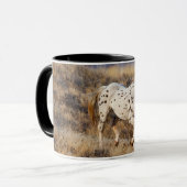 馬が大きな角の風光明媚な丘をローミング マグカップ (正面左)