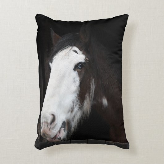 馬が大好きな女の子だけの農場で茶色の馬 アクセントクッション (正面(垂直))
