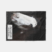 馬が大好きな女の子だけの農場で茶色の馬 フリースブランケット (正面(横))