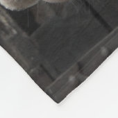 馬が大好きな女の子だけの農場で茶色の馬 フリースブランケット (角)