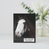 馬が大好きな女の子だけの農場で茶色の馬 ポストカード (スタンド正面)