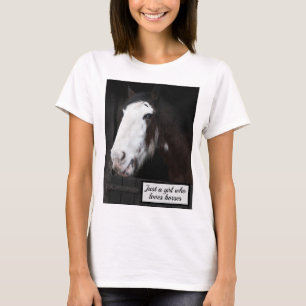 馬が大好きな女の子だけの農場で茶色の馬 Tシャツ