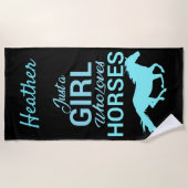 馬が大好きな女の子を駆けパーソナライズされたる ビーチタオル (正面)