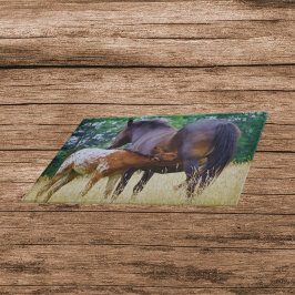 馬が子馬に餌を与えるグラス カッティングボード