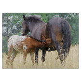 馬が子馬に餌を与えるグラス カッティングボード (正面)