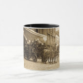 馬が引く消防車のヴィンテージ マグカップ (中央)