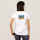 馬が放牧される風に吹かれた山の景色 Tシャツ (裏面フル)