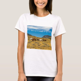 馬が放牧される風に吹かれた山の景色 Tシャツ