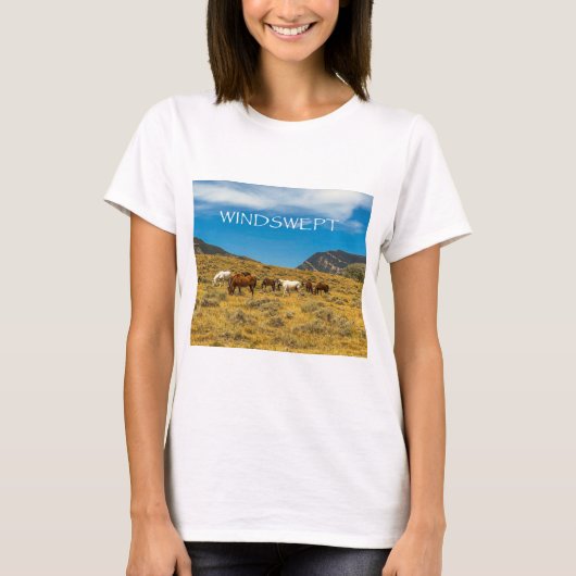 馬が放牧される風に吹かれた山の景色 Tシャツ (正面)