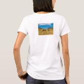 馬が放牧される風に吹かれた山の景色 Tシャツ (裏面)