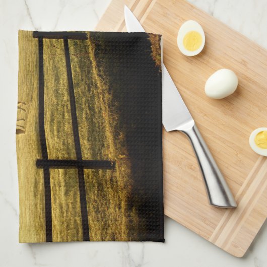 馬が日の出の牧草地で放牧 キッチンタオル (四つ折り)