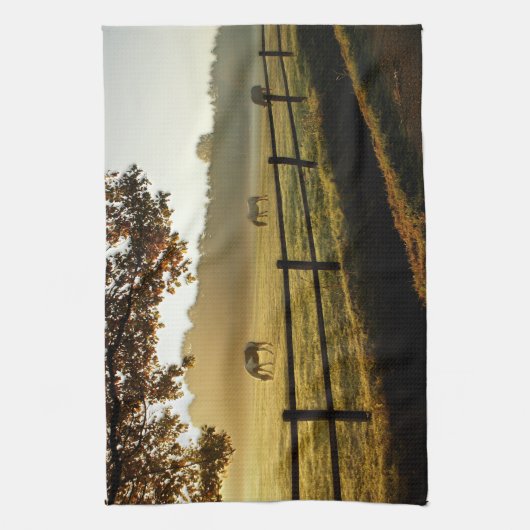 馬が日の出の牧草地で放牧 キッチンタオル (縦)