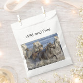 馬が水の中を駆け回る フェイバーバッグ (クリップ留めされた状態)