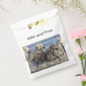 馬が水の中を駆け回る フェイバーバッグ (封をした状態)