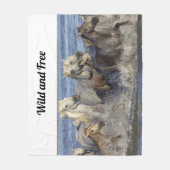 馬が水の中を駆け回る フリースブランケット (正面)