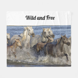 馬が水の中を駆け回る フリースブランケット