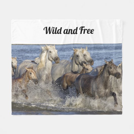 馬が水の中を駆け回る フリースブランケット (正面(横))