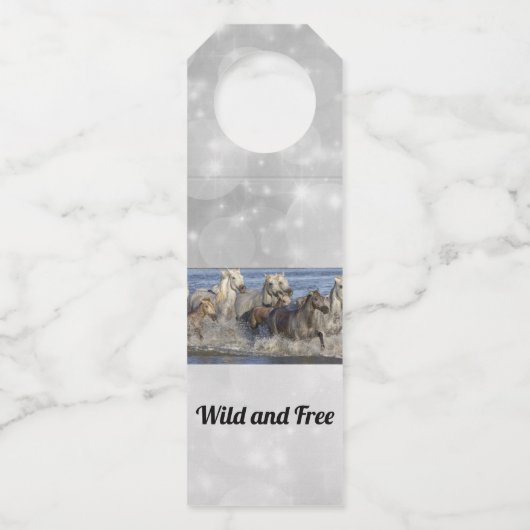 馬が水の中を駆け回る ボトルネックタグ (正面)