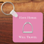 "馬が移動する"スターラップアイロンでピンク キーホルダー (正面)