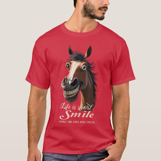 馬が笑い蹄鉄の家族と戯れる Tシャツ (正面)