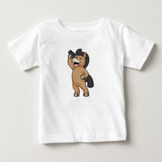 馬が美容師になってくしを持っている ベビーTシャツ (正面)