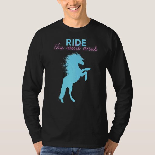 馬が野生の馬に乗る Tシャツ (正面)