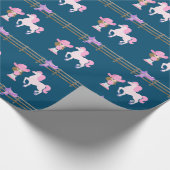 馬とサドルを持つ小さな女性のカーボーイ ラッピングペーパー (角)