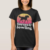 馬とボウリングをする女性または女の子と馬 Tシャツ (正面)