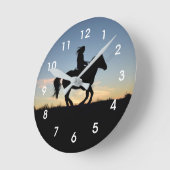馬とライダーのシルエット ラウンド壁時計 (傾斜)