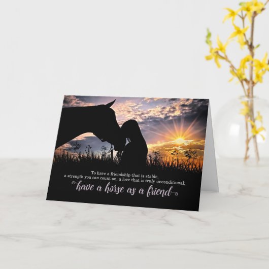 馬と女性のカーボーイアットサンセットフレンドシップ カード (黄色い花)