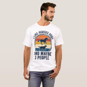 馬と犬を愛する人向けのレトロな夕焼けデザイン_1 Tシャツ (正面フル)