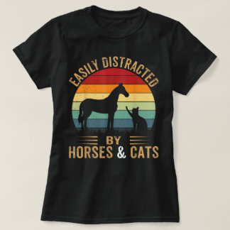 馬と猫に簡単に気を取られる 馬術 Tシャツ